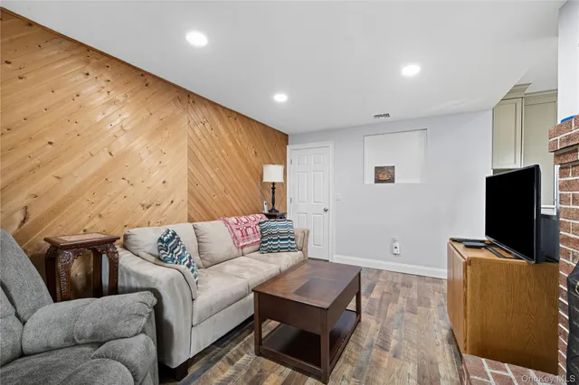 $699,999 | 20 MacArthur Boulevard, Hauppauge, NY 11788