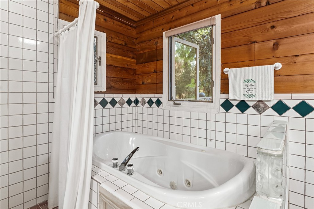 14969 Centerville Road Magalia, CA 95954 - Photo 31 of 75 a bathroom with a bathtub and shower