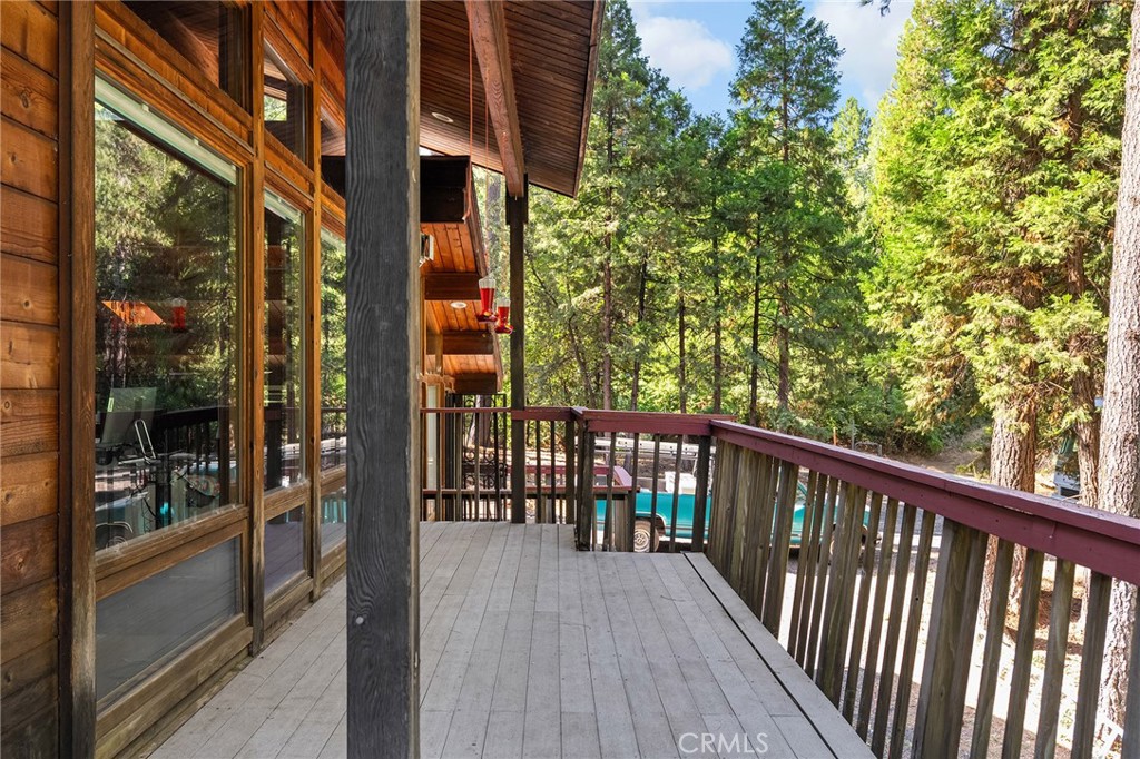 14969 Centerville Road Magalia, CA 95954 - Photo 57 of 75 a view of a balcony with a pot