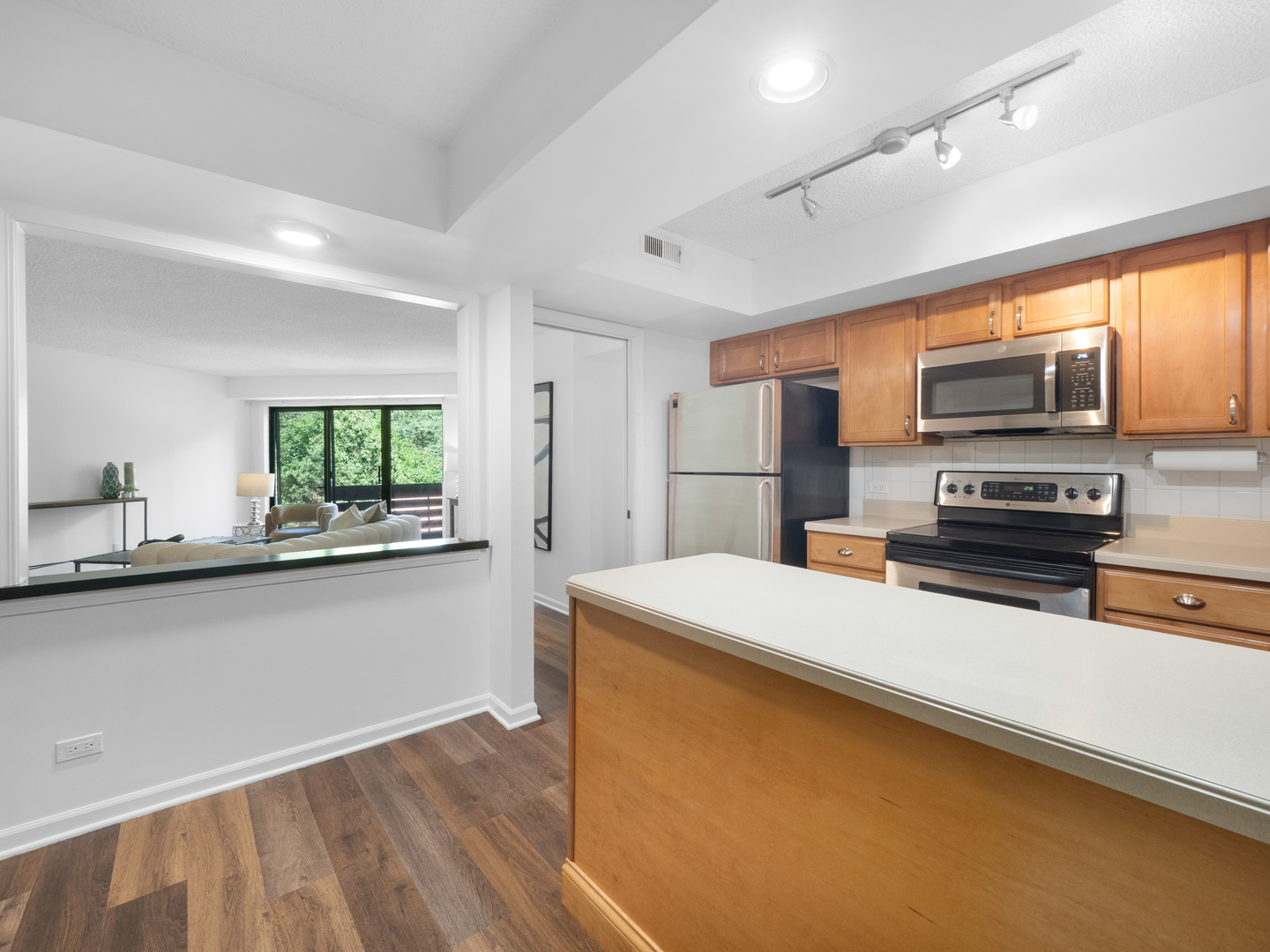 706 Waukegan Road, Unit C203 Glenview, IL 60025 - Photo 6 of 19