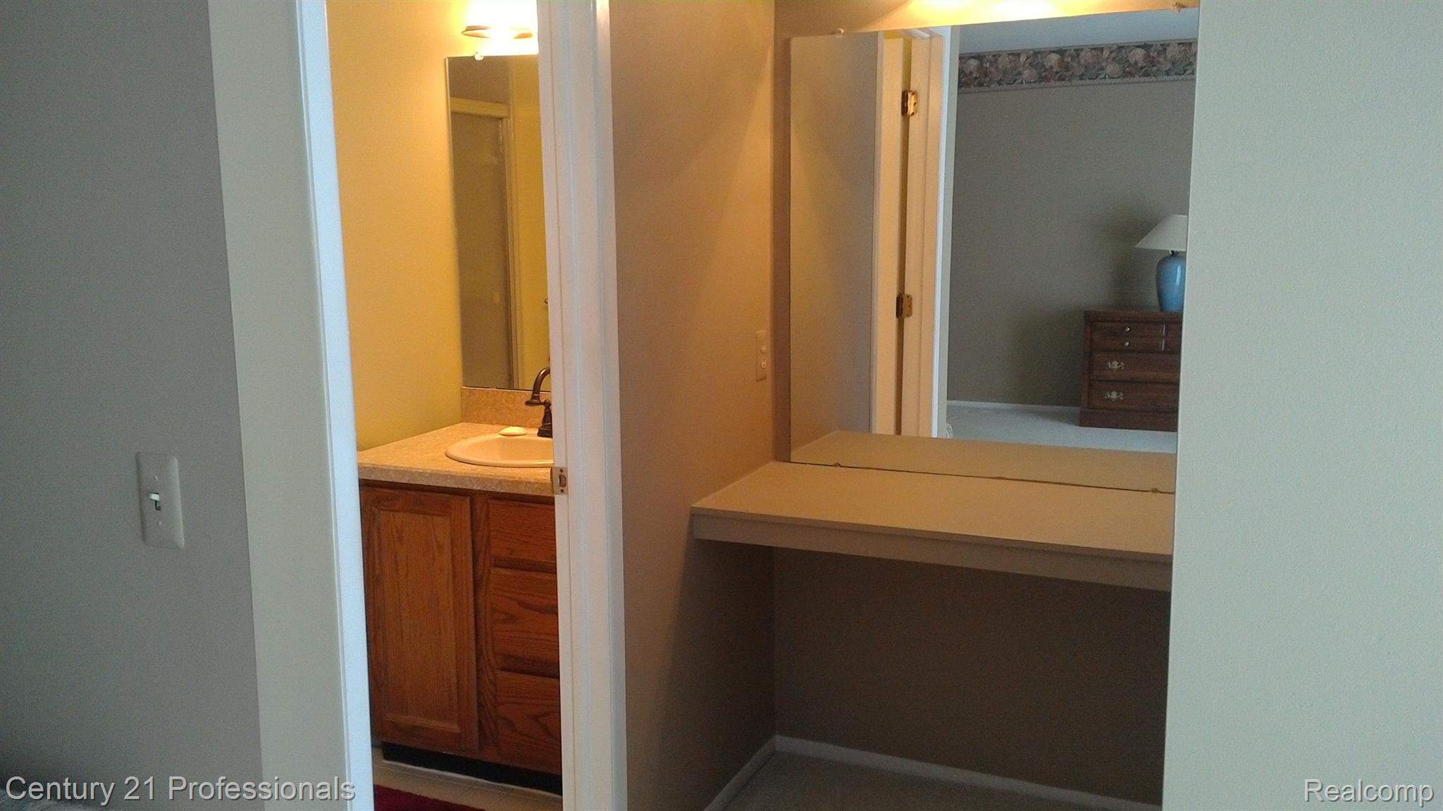 628 Tennyson Rochester, MI 48307 - Photo 20 of 32 Make-Up Area in Primary Suite