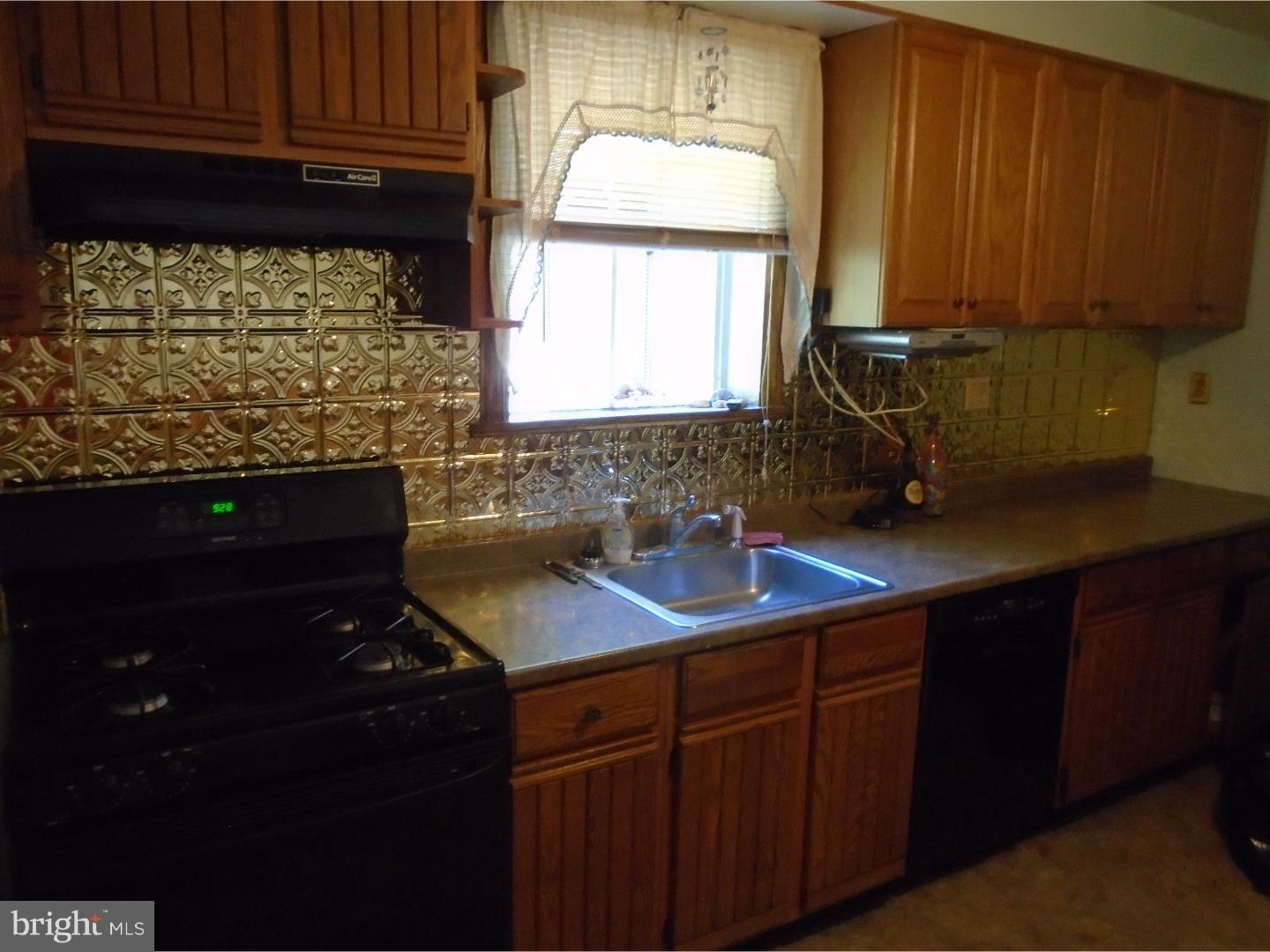 16 Golf Road Darby, PA 19023 - Photo 6 of 13 Kitchen