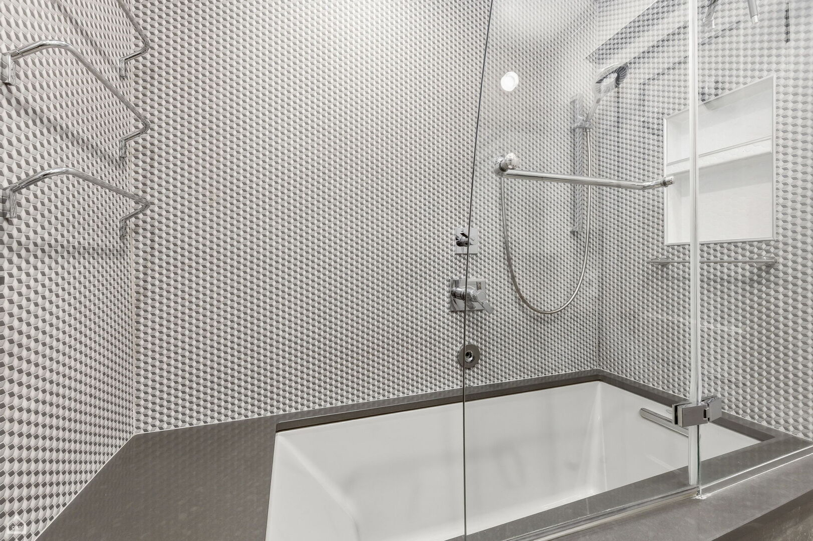 1516 West Sherwin Avenue Chicago, IL 60626 - Photo 27 of 45 a bathroom with a bathtub