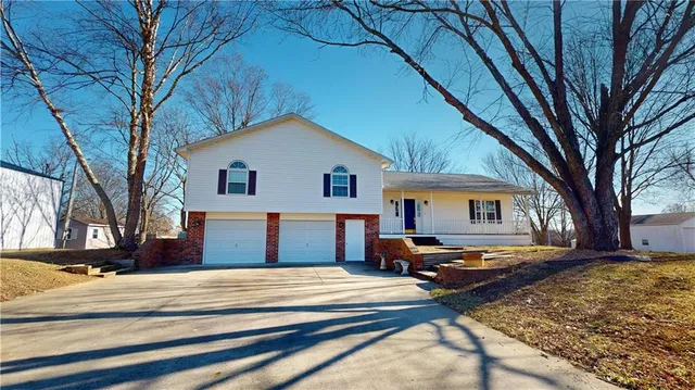 $299,900 | 20089 South 1475th Road, Nevada, MO 64772