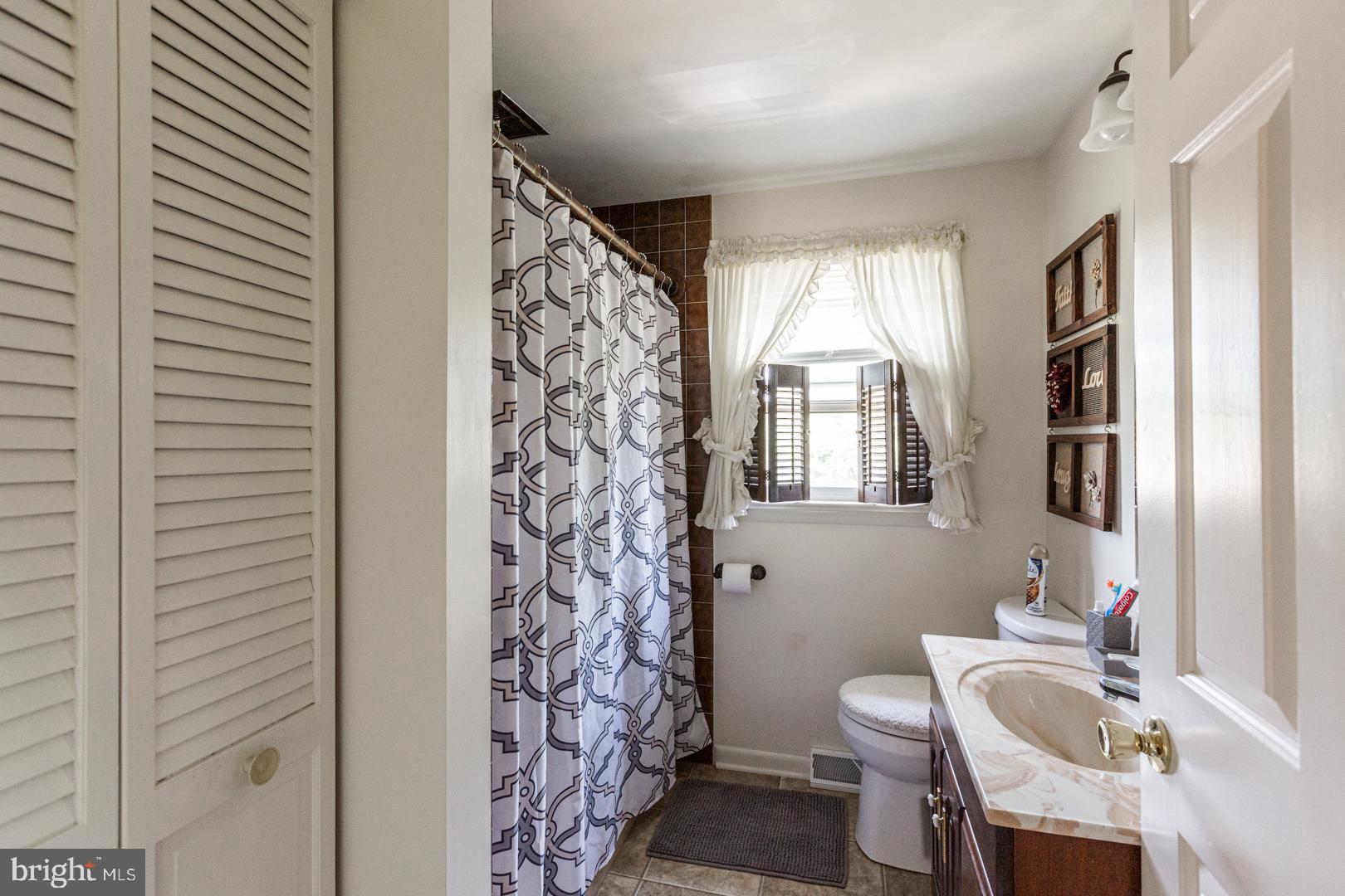 681 Ridgeview Drive Ephrata, PA 17522 - Photo 43 of 71 Upper level - full bathroom