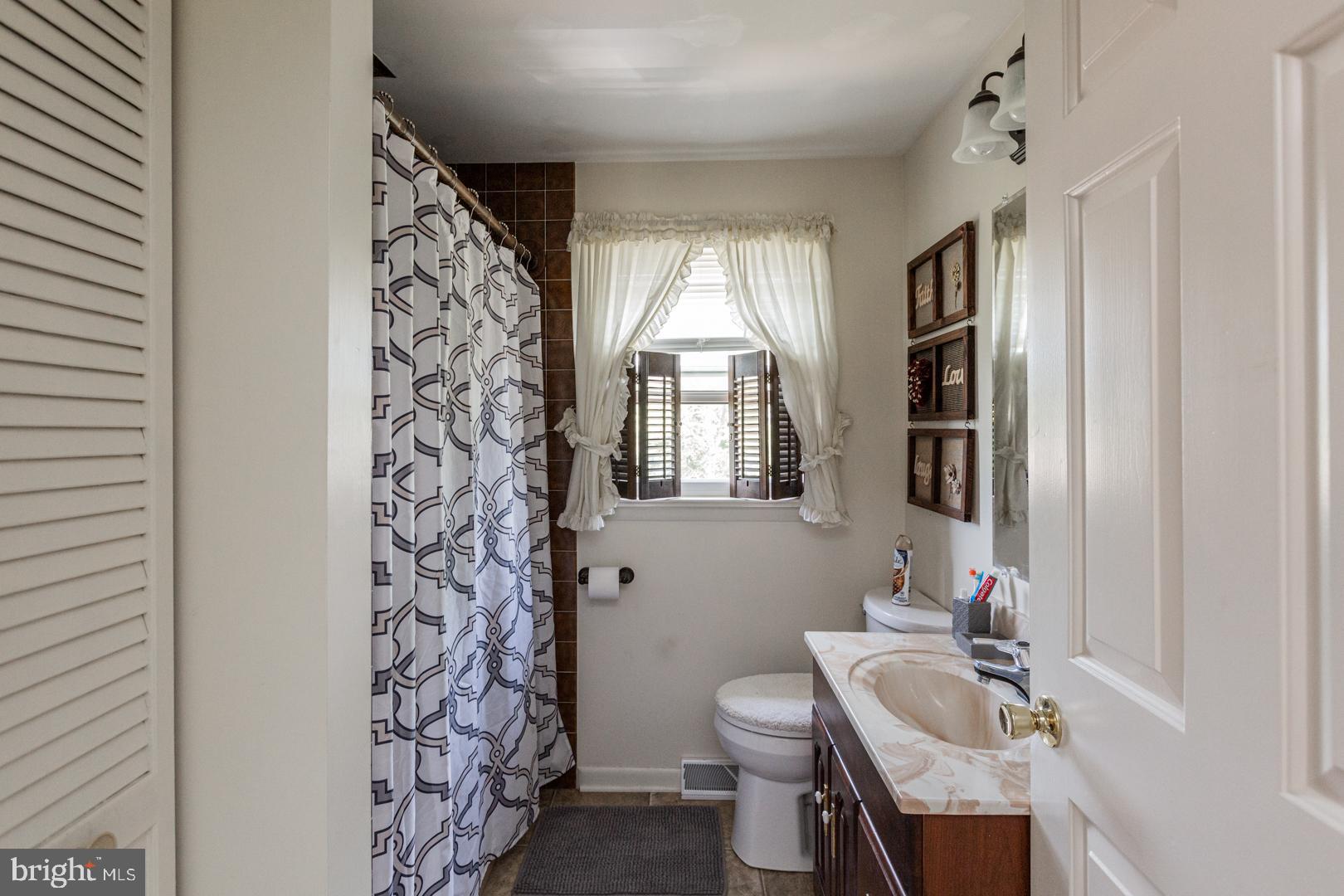681 Ridgeview Drive Ephrata, PA 17522 - Photo 44 of 71 Upper level - full bathroom