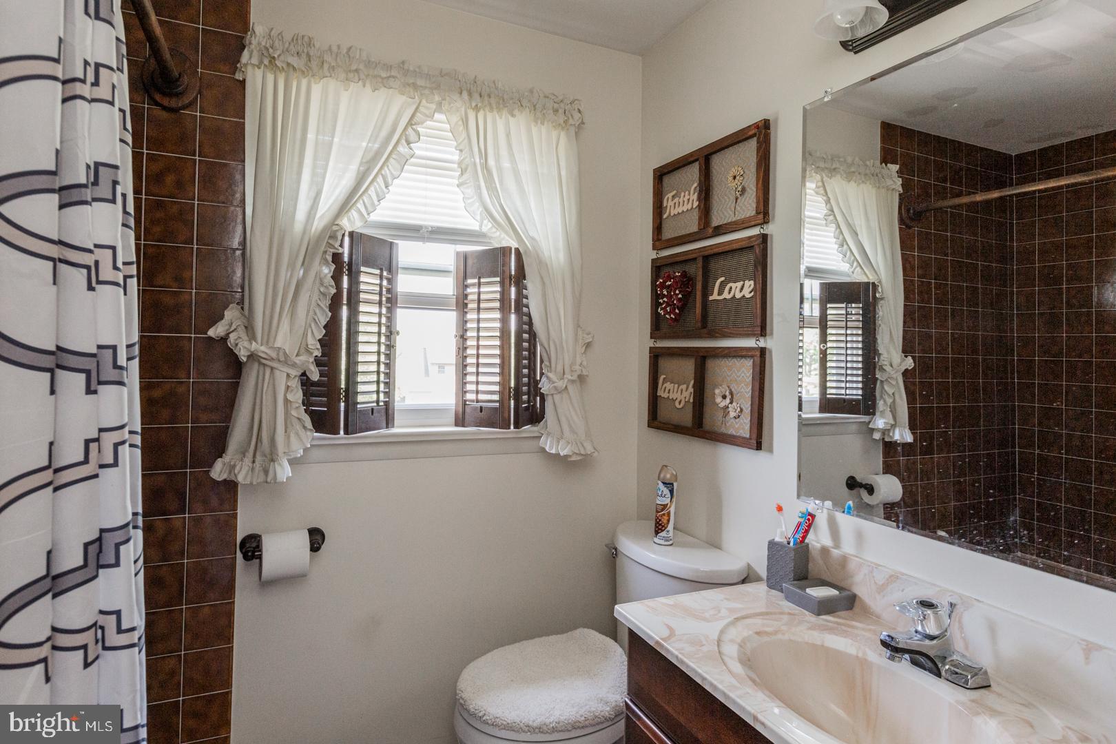 681 Ridgeview Drive Ephrata, PA 17522 - Photo 45 of 71 Upper level - full bathroom