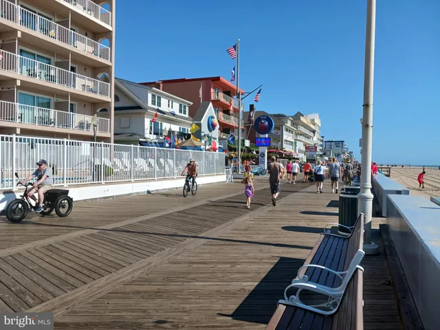 a view of entryway with garden
