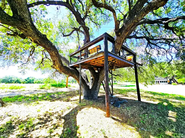 $974,999 | 799 County Road 6612, Devine, TX 78016