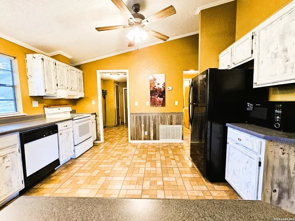 $974,999 | 799 County Road 6612, Devine, TX 78016