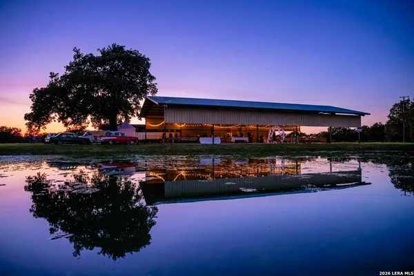 $974,999 | 799 County Road 6612, Devine, TX 78016