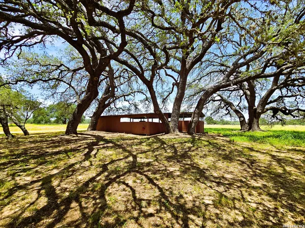 $974,999 | 799 County Road 6612, Devine, TX 78016
