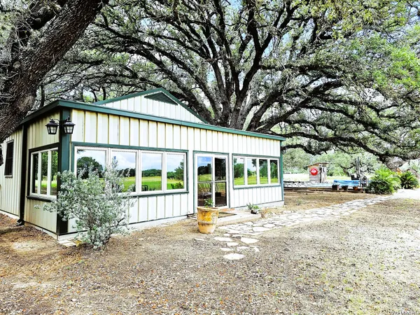 $974,999 | 799 County Road 6612, Devine, TX 78016