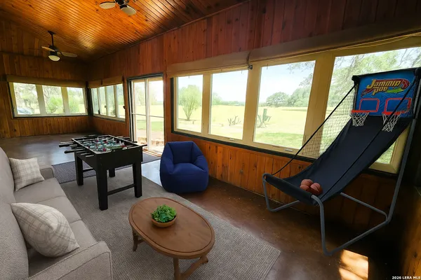 $974,999 | 799 County Road 6612, Devine, TX 78016