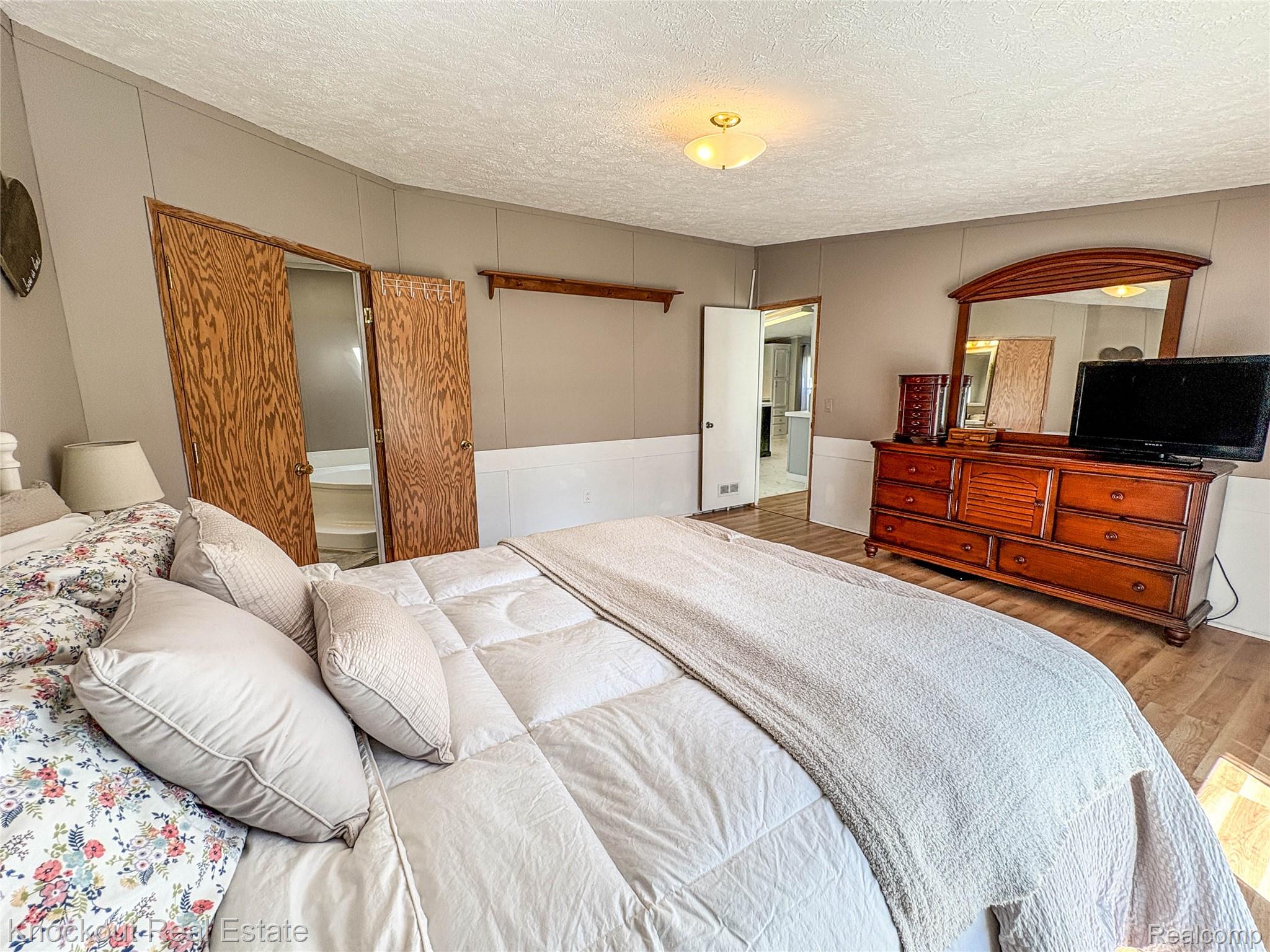 7760 Bell Road Birch Run, MI 48415 - Photo 28 of 68 Spacious room featuring wood-finish flooring and a neutral color palette