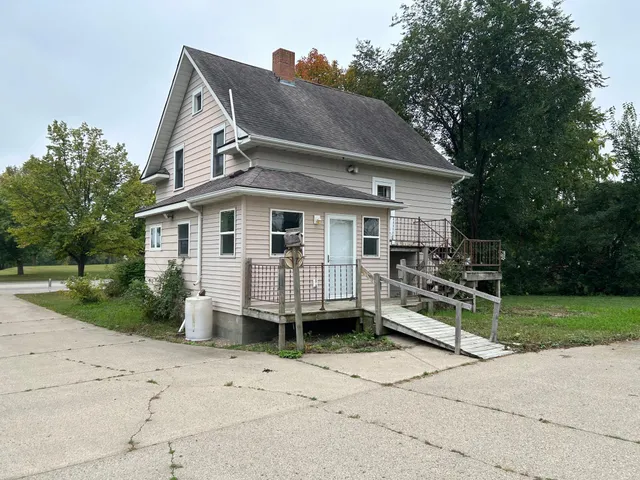 $229,000 | 321 Highway 7, Hutchinson, MN 55350