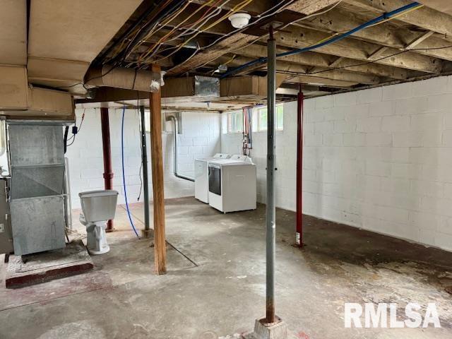 765 9th Avenue South Clinton, IA 52732 - Photo 21 of 25 a view of a room with wooden floor and windows