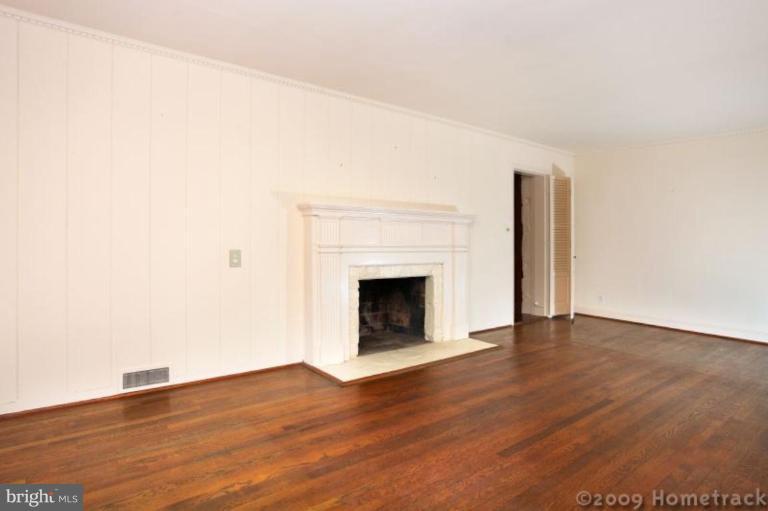 2204 South Road Baltimore, MD 21209 - Photo 2 of 18 Living Room