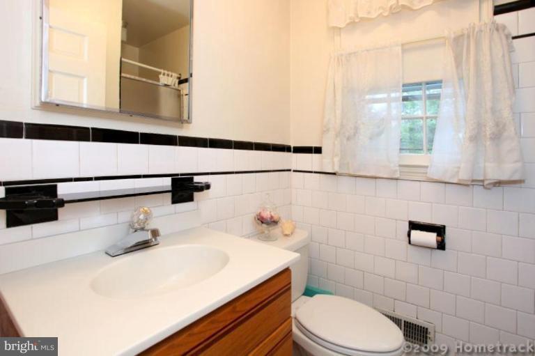 2204 South Road Baltimore, MD 21209 - Photo 11 of 18 Bath #2