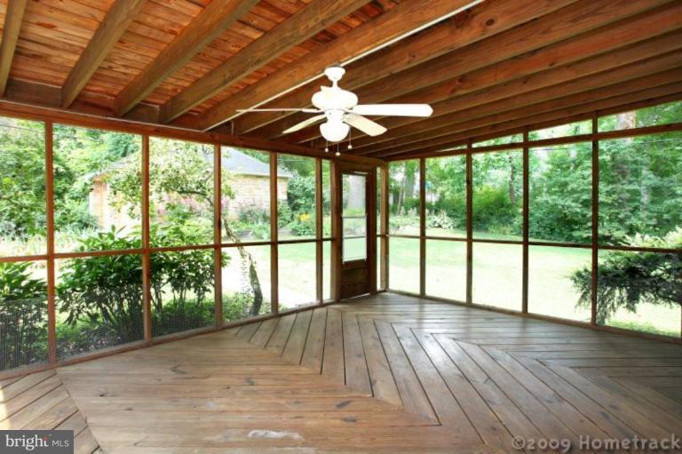 2204 South Road Baltimore, MD 21209 - Photo 13 of 18 Screened-in Porch