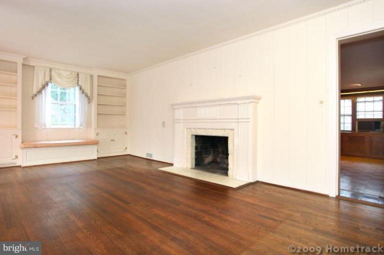 2204 South Road Baltimore, MD 21209 - Photo 3 of 18 Living Room #2