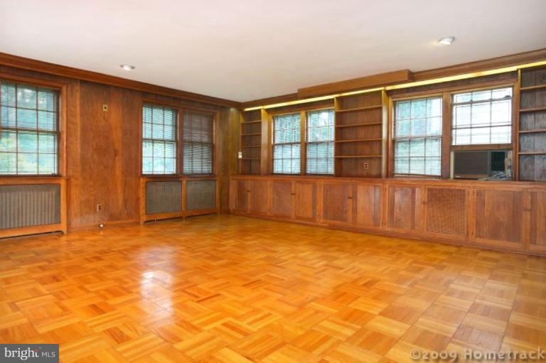 2204 South Road Baltimore, MD 21209 - Photo 4 of 18 Family Room