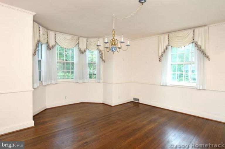 2204 South Road Baltimore, MD 21209 - Photo 5 of 18 Dining Room
