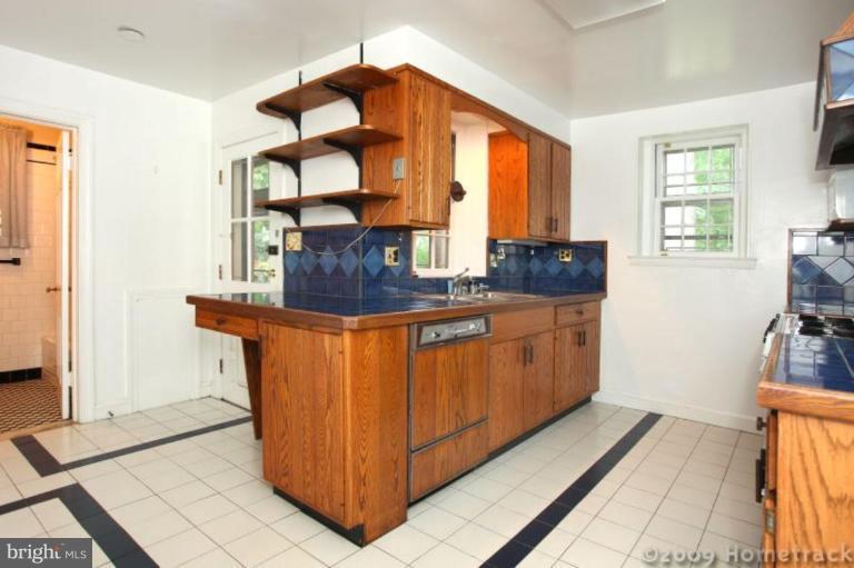 2204 South Road Baltimore, MD 21209 - Photo 6 of 18 Kitchen