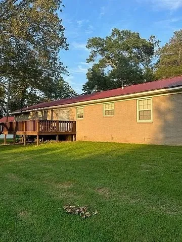 a view of a house with a backyard