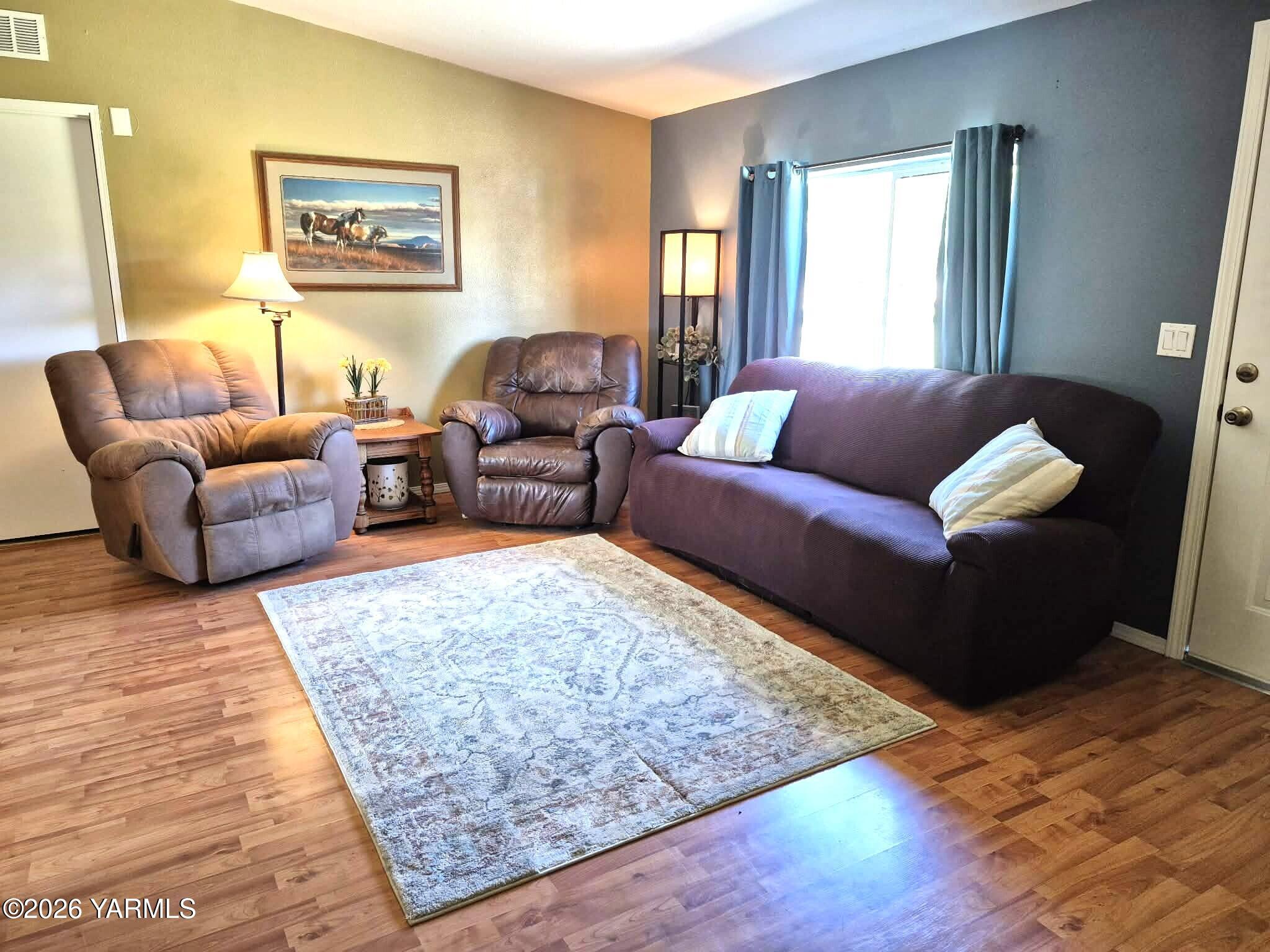 497 Burnham Road Yakima, WA 98908 - Photo 11 of 33 Living room
