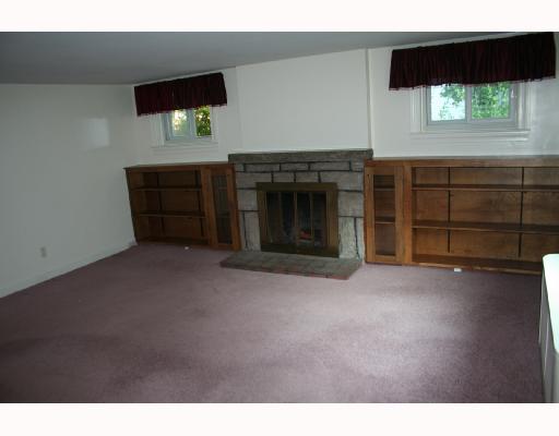 181 Old County Road Smithfield, RI 02917 - Photo 3 of 5 Living Room.