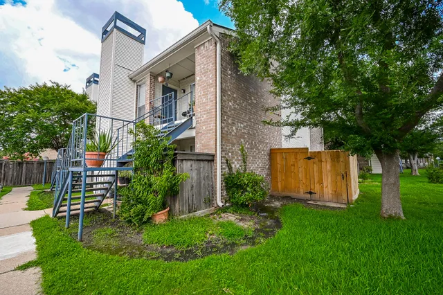 a view of an house with backyard space and garden