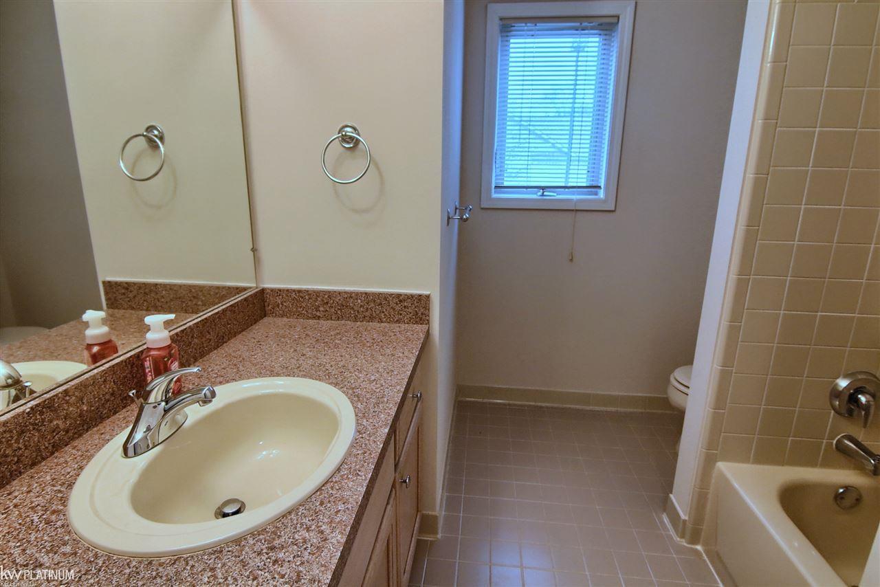 30121 Raintree Circle New Baltimore, MI 48047 - Photo 14 of 16 31316075-13.JPG