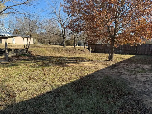 a view of yard with trees