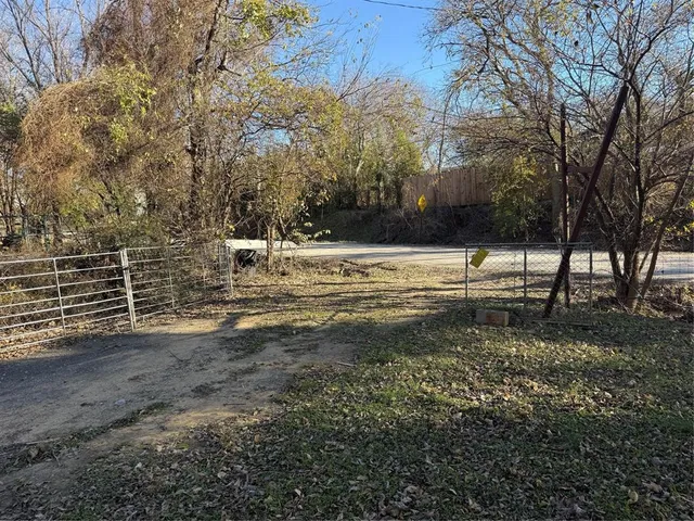 $2,400 | 205 South Pkwy Drive, Alvarado, TX 76009