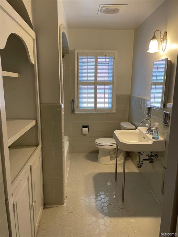 19796 Holiday Road Grosse Pointe Woods, MI 48236 - Photo 11 of 23
