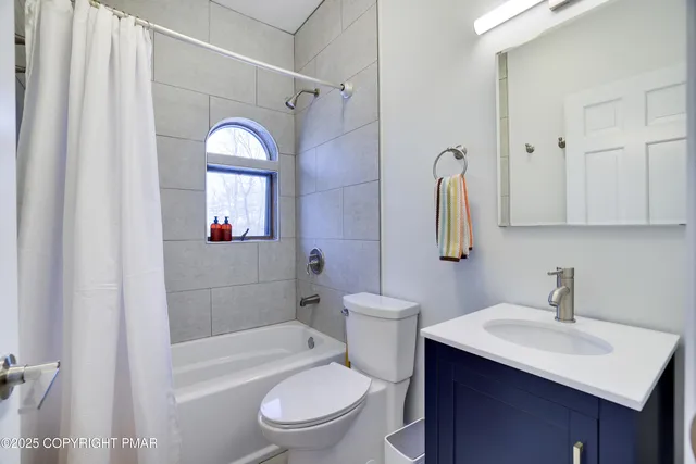 $1,500,000 | 125 Achill Lane, Dingmans Ferry, PA 18328