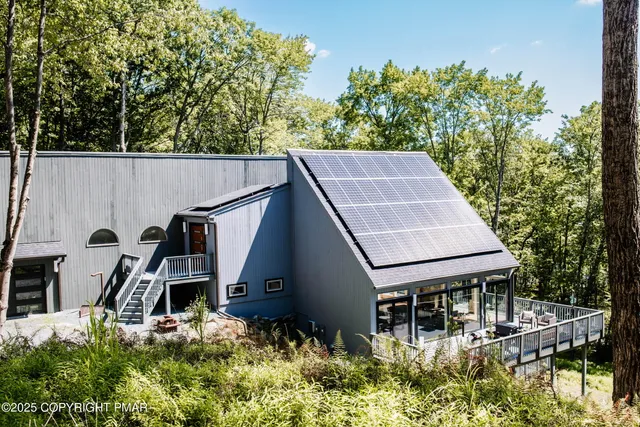 $1,500,000 | 125 Achill Lane, Dingmans Ferry, PA 18328