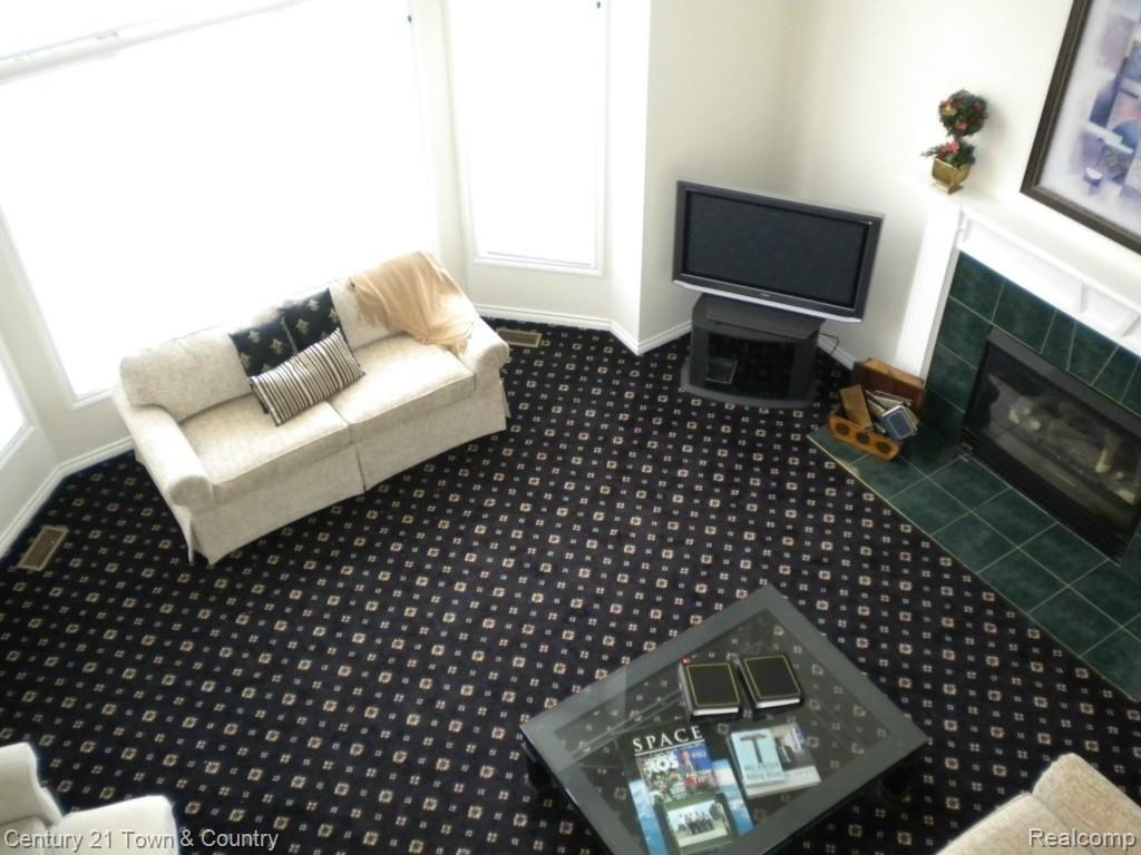 5873 Kingspointe Drive Rochester, MI 48306 - Photo 33 of 66 Family Room from above 2.jpg