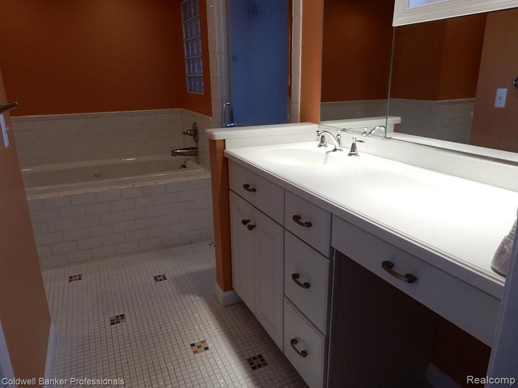 1034 Roslyn Road Grosse Pointe, MI 48236 - Photo 21 of 28 DSCN3371.jpg