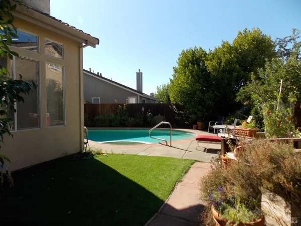 $815,000 | 1349 Golf Course Drive, Windsor, CA 95492