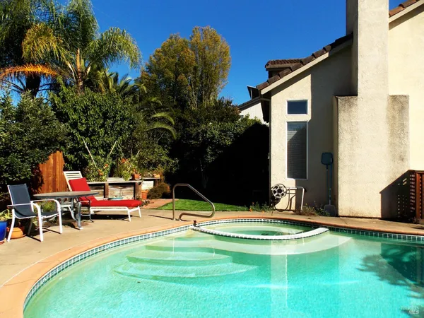 $815,000 | 1349 Golf Course Drive, Windsor, CA 95492