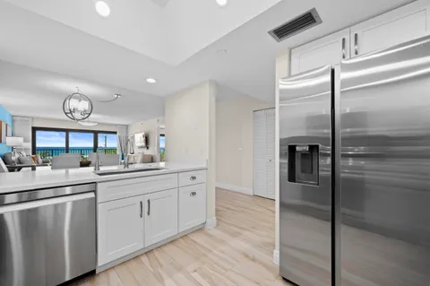 $875,000 | 1045 Ocean Drive, Unit 503, Juno Beach, FL 33408