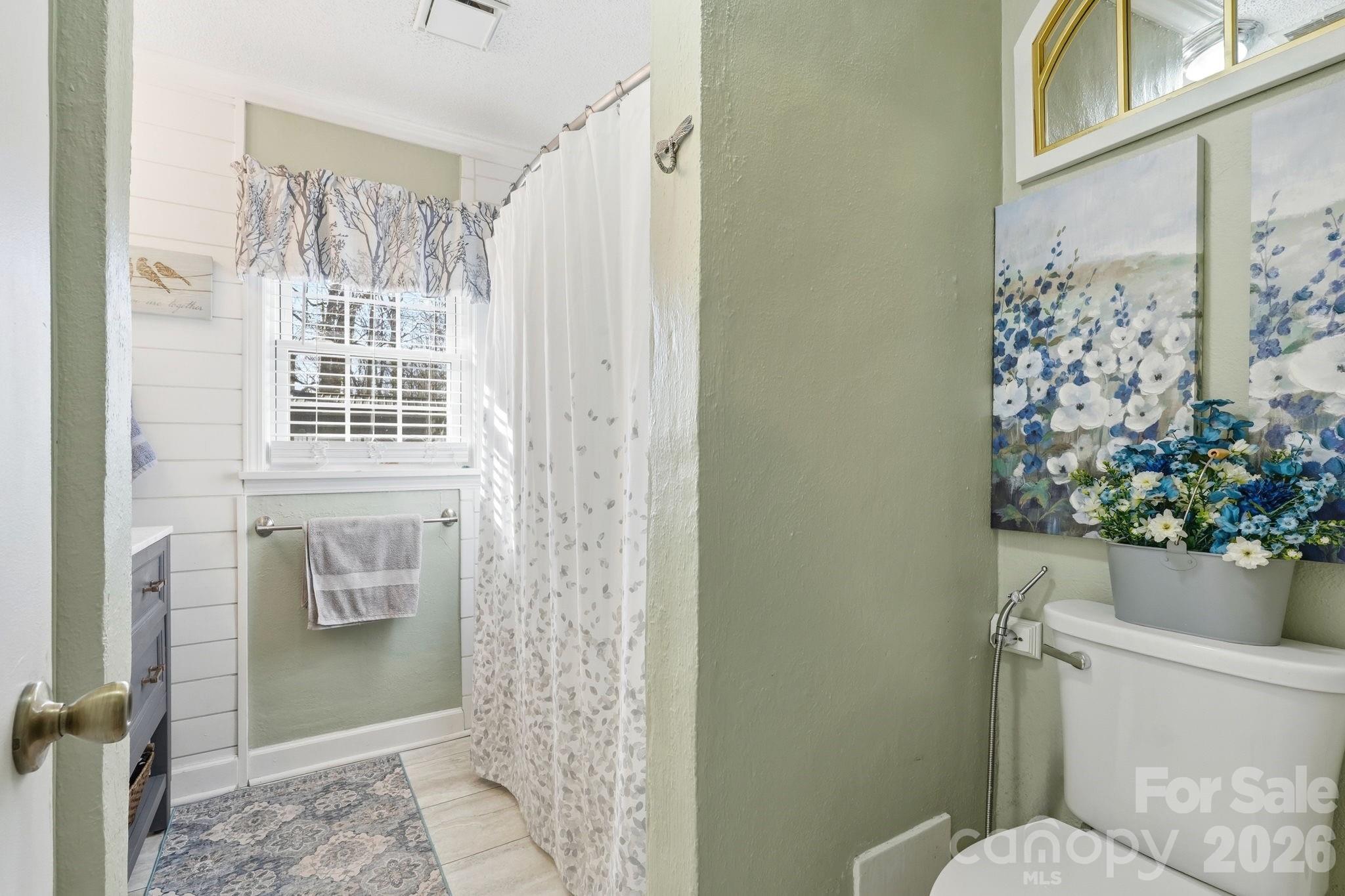 920 Ransom Road Winston-Salem, NC 27106 - Photo 18 of 35 a bathroom with a toilet and shower