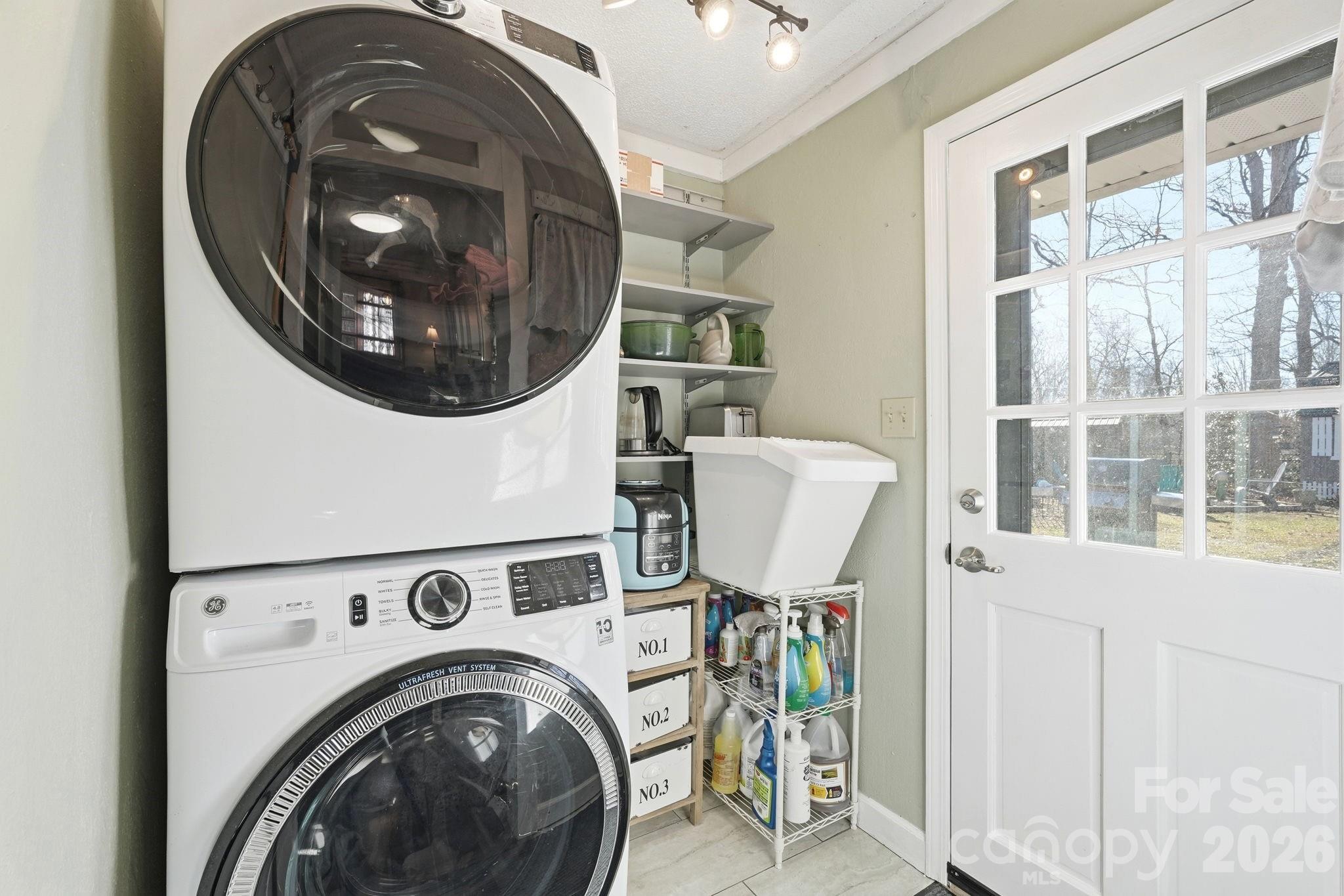 920 Ransom Road Winston-Salem, NC 27106 - Photo 25 of 35 a view of a bedroom with washer and dryer