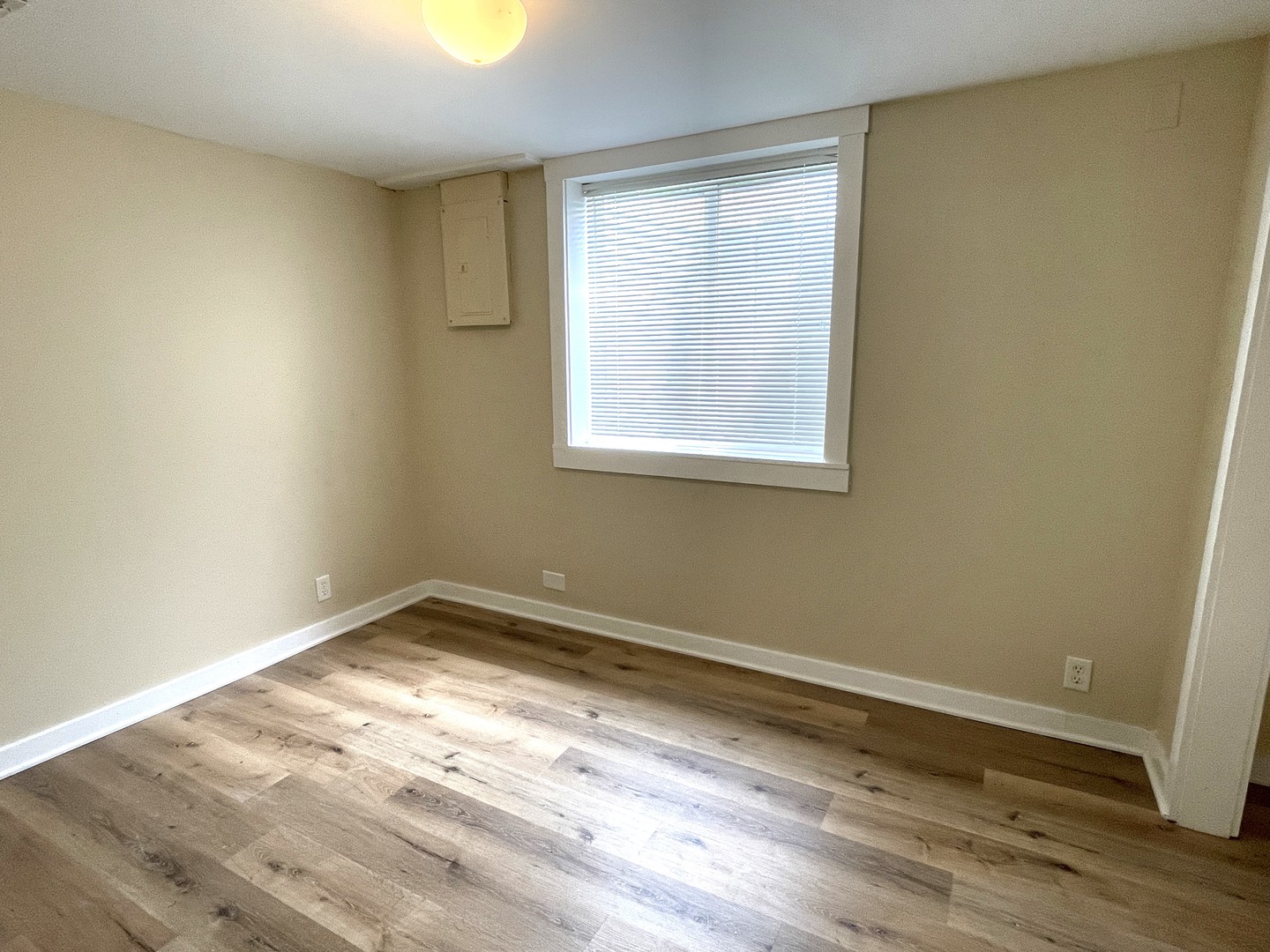 501 East University Avenue Bloomington, IL 61701 - Photo 16 of 21 an empty room with wooden floor and a window