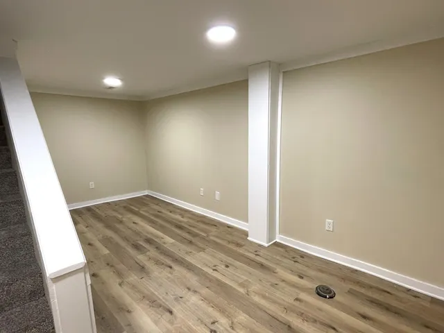 en empty room with wooden floor