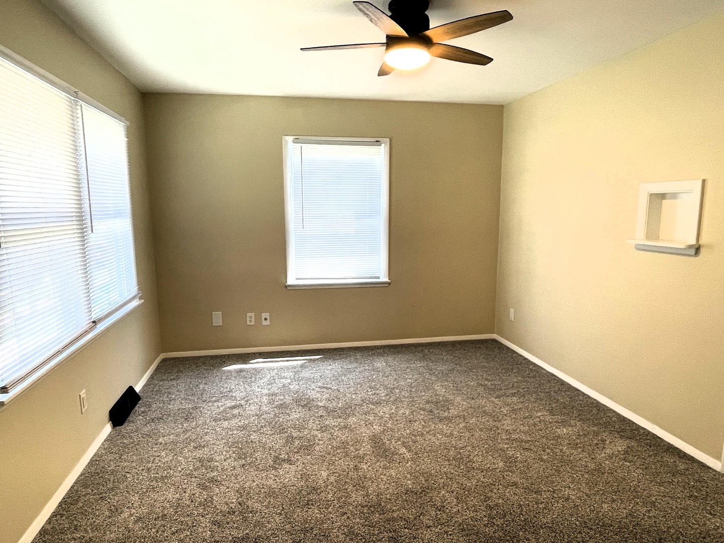 501 East University Avenue Bloomington, IL 61701 - Photo 4 of 21 an empty room with a window