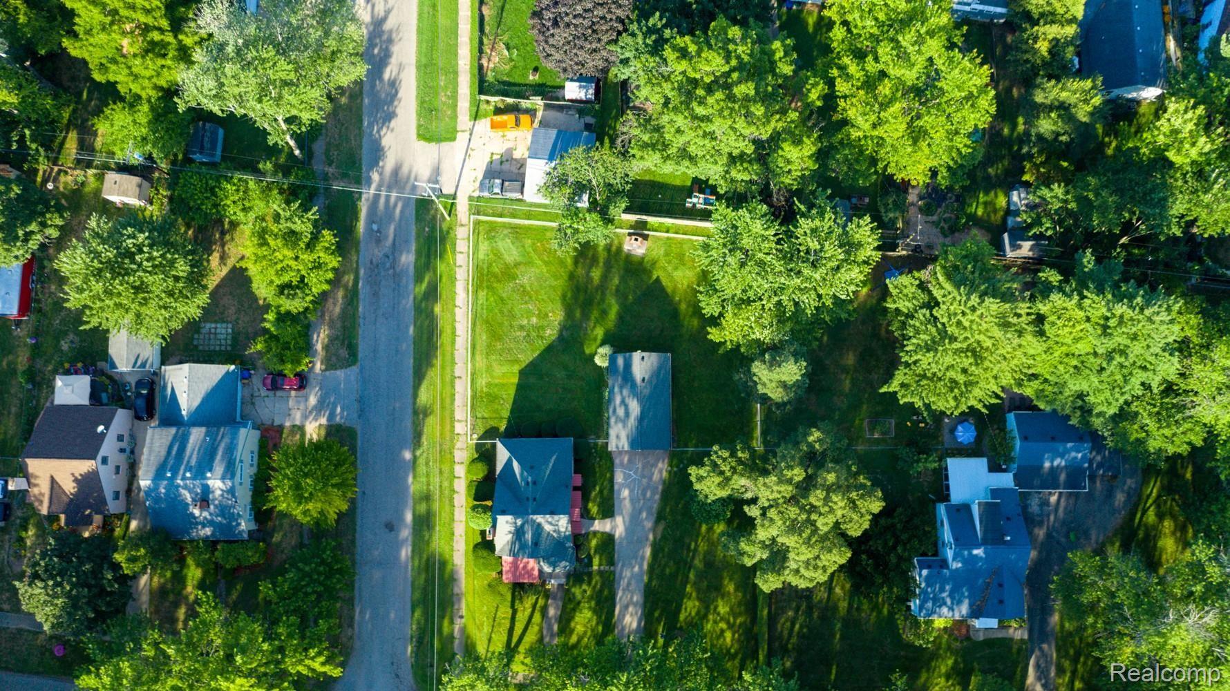 311 Dover Road Waterford, MI 48328 - Photo 31 of 67 311 Dover Exterior-19.jpg