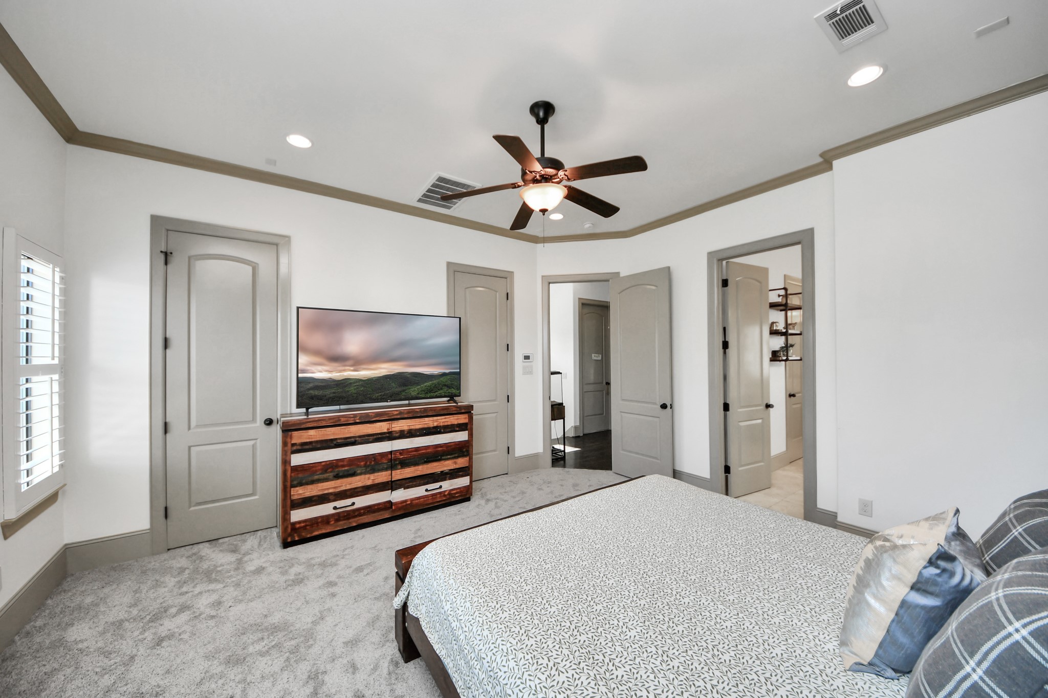 1141 West 23rd Street, Unit A Houston, TX 77008 - Photo 23 of 35 a bedroom with a bed and a chandelier